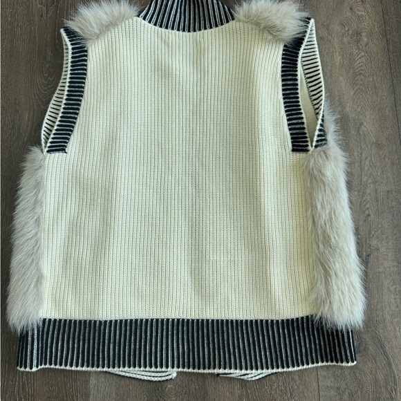 Banana Republic Faux Fur Vest. Women’s size small. New without tags. - Picture 5 of 8
